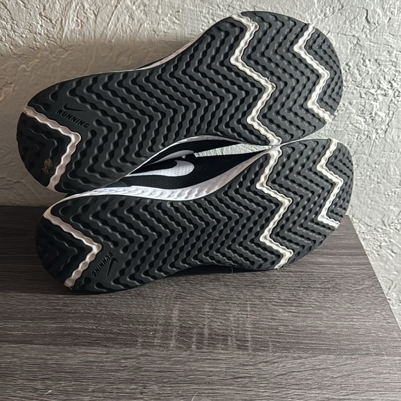 Women’s Nike Revolution Running Shoes - Picture 5 of 5